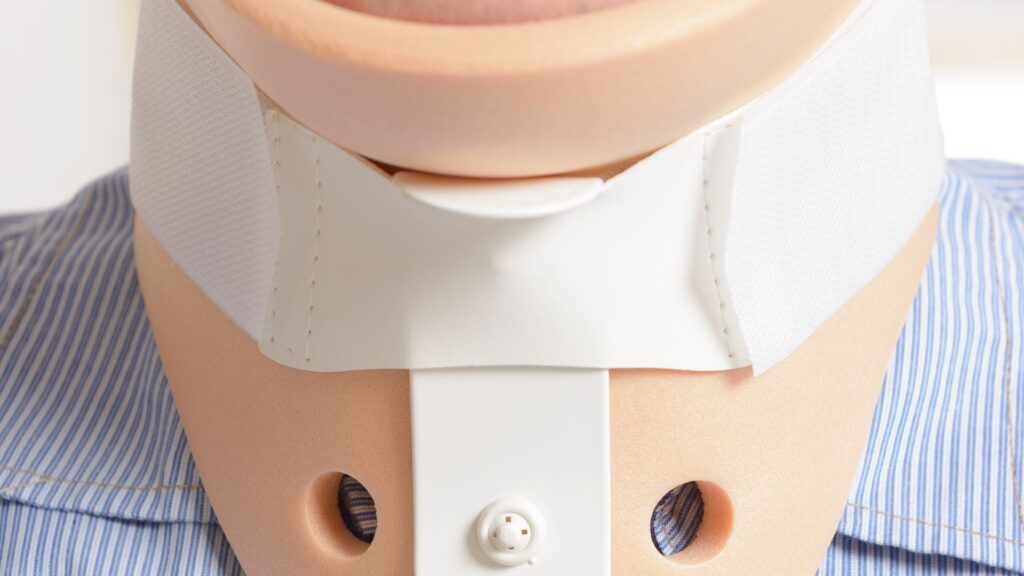 Descubra as diferenças entre colares cervicais de espuma e rígidos e saiba qual é o mais adequado para cada tipo de lesão.Descubra as diferenças entre colares cervicais de espuma e rígidos e saiba qual é o mais adequado para cada tipo de lesão.